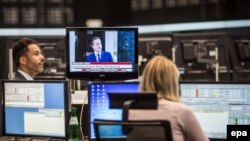 Nhân viên làm việc tại một trung tâm chứng khoán ở Đức đang theo dõi tin tức về Brexit khi Thủ tướng Anh loan báo việc từ chức ngày 24/6/2016.