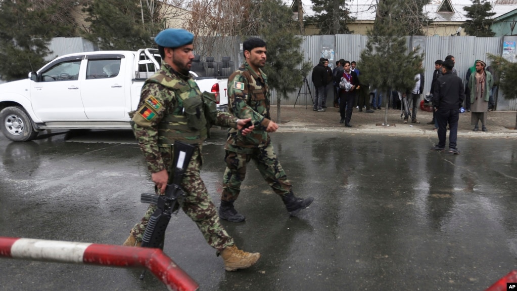 Soldados afganos inspeccionan el sitio del ataque a un hospital militar en Kabul, Afganistán, el miércoles, 8 de marzo, de 2017.