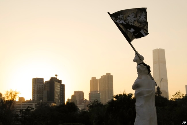 在反送中运动期间的香港理工大学校园内的民主女神像。（2019年11月21日）