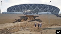 Оползень на набережной после сильного дождя рядом с «Волгоград-Ареной», одной из площадок Кубка мира России. Волгоград, Россия, 15 июля 2018