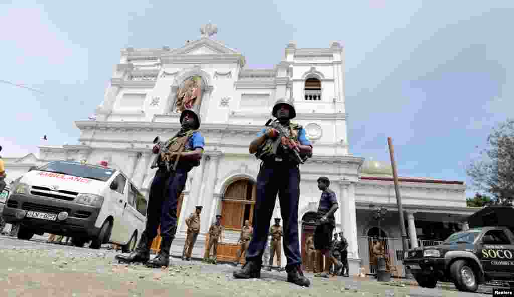 Jeshi la Sri Lankan likifanya ulinzi katika eneo la Mtakatifu Anthony, katika Kanisa la Kochchikade baada ya milipuko kutokea Colombo, Sri Lanka Aprili 21, 2019.