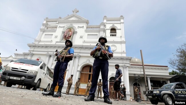 2019年4月21日斯里兰卡科伦坡发生爆炸后，斯里兰卡军方官员在圣安东尼神殿前守卫。