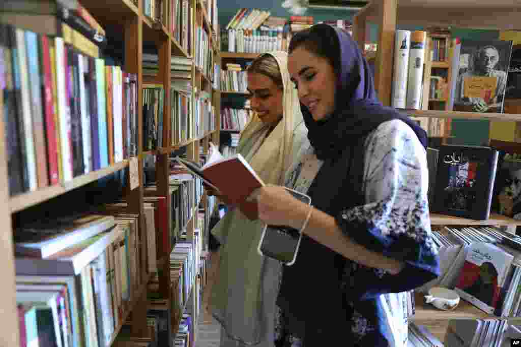 آسوشیتدپرس این عکس را از کافه/کتابخانه‌ای در تهران به عنوان «زندگی روزانه» در ایران منتشر کرد. 