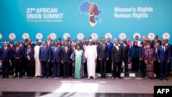 Le gouvernement pose pour une photographie lors de l'ouverture du 27e sommet de l'Union africaine, le 17 juillet 2016.