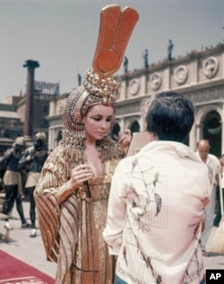 伊利莎白‧泰萊拍攝電影《埃及艷后》時的造型(資料圖片)