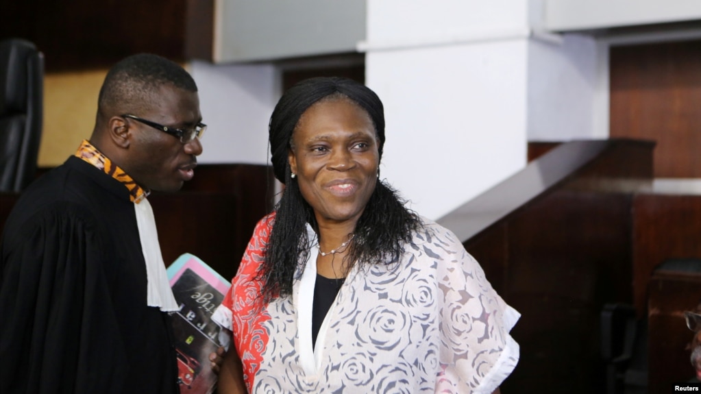 L'ex-première dame Simone Gbagbo et un de ses avocats, lors de son procès a Abidjan, 31 mai 2016.