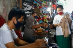 Para penjahit di bawah jembatan Jatinegara mengenakan masker pelindung di tengah pandemi virus corona (Covid-19) di Jakarta, 22 Juli 2020 (Foto: Reuters)