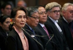 Pemimpin Myanmar Aung San Suu Kyi menghadiri persidangan dalam kasus yang diajukan oleh Gambia terhadap Myanmar yang menuduh genosida terhadap populasi minoritas Muslim Rohingya, di Mahkamah Internasional (ICJ) di Den Haag, Belanda 10 Desember 2019. (Foto