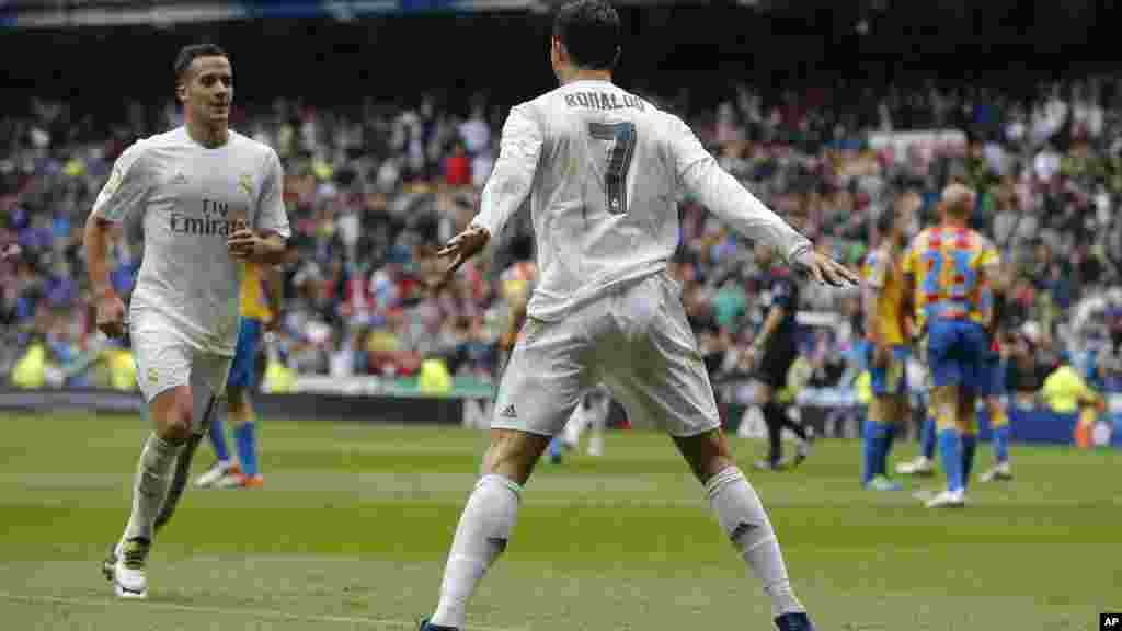 Le Real est toujours dans la course au titre Les Merengue se sont imposés (3-2) face à Valence pour la 37e journée, un doublé de Cristiano Ronaldo et un but de Karim Benzema. Le 8 mai 2016.