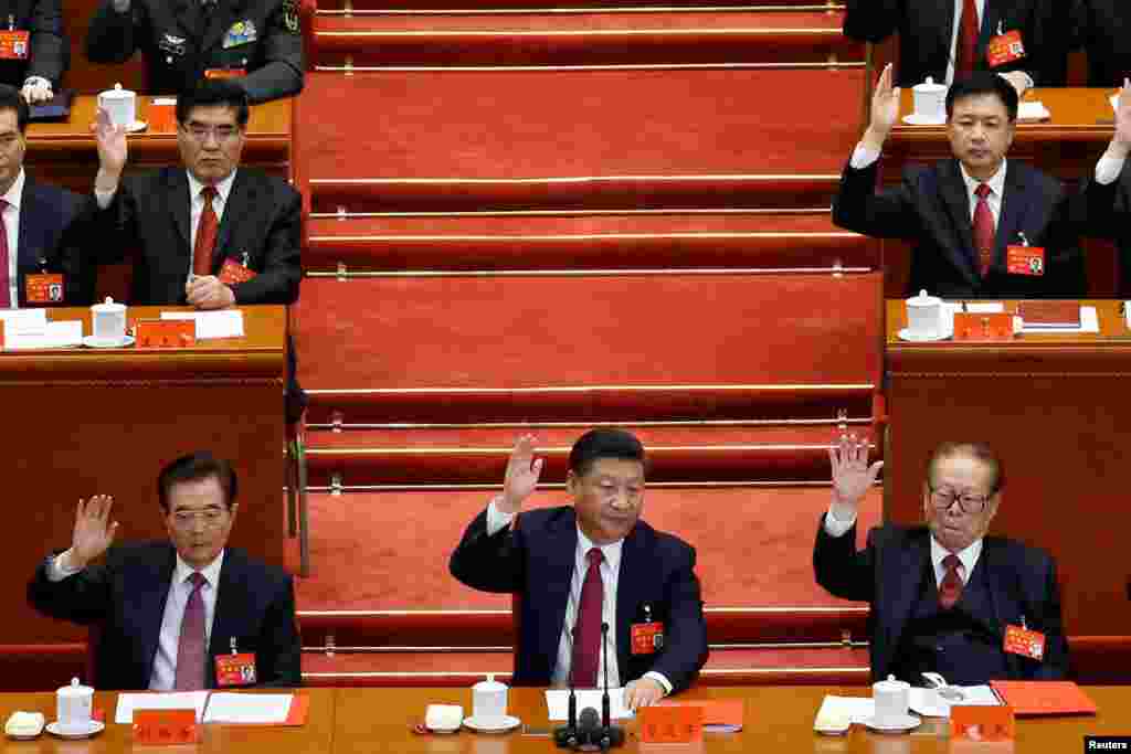 中国共产党第十九次全国代表大会闭幕式上，中共总书记习近平和前总书记江泽民、胡锦涛等人举手表决（2017年10月24日）。