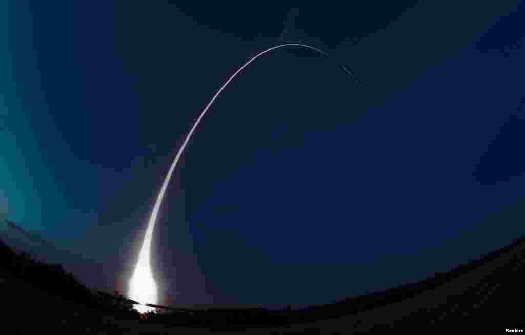 Vệ tinh viễn thông Wideband Global SATCOM (WGS-6) của Không quân Mỹ phóng đi từ trạm Cape Canaveral ở bang Florida, 7 tháng 8 năm 2013.
