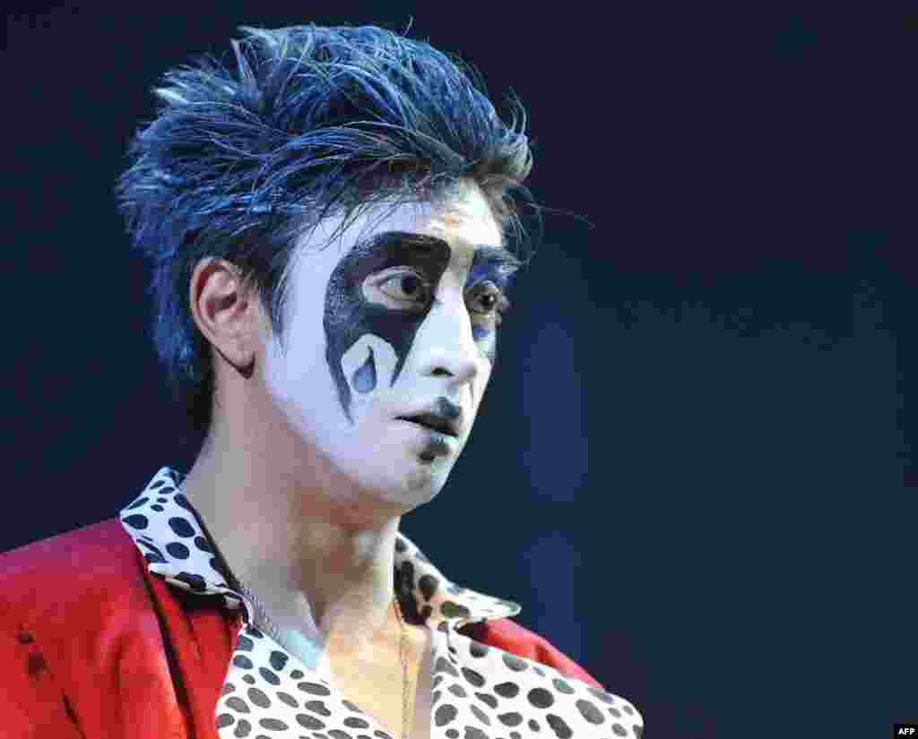 Король в костюме клоуна