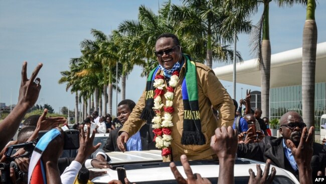 Le candidat de l'opposition Tundu Lissu est accueilli par ses supporters à l'aéroport international Julius Nyerere de Dar es Salaam, en Tanzanie, le 27 juillet 2020.