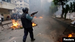 ရဲက ရာဘာကျည်ဆန်တွေနဲ့ ဆန္ဒပြသူတွေကို ပစ်ခတ်နှိမ်နင်းနေစဉ် (၅ မေ ၂၀၁၃)