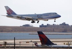 Sebuah jet kargo China Airlines mendarat di Bandara Internasional John F. Kennedy, 14 Maret 2020, di New York. (Foto: AP)