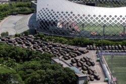 大批中国武警军车聚集在比邻香港的深圳湾体育中心。（2019年8月15日）