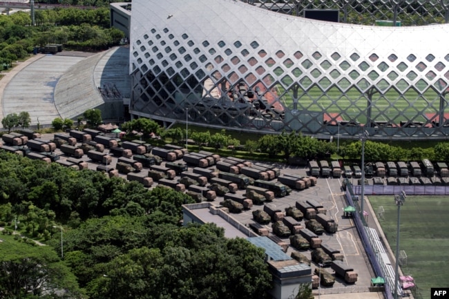 大批中国武警军车聚集在比邻香港的深圳湾体育中心。(2019年8月15日)