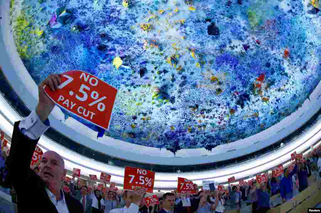 유엔과 관련기관 직원들이 스위스 제네바 유엔본부에서 7.5% 임금 삭감 계획 반대 집회를 열고 있다.&nbsp;