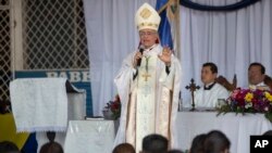 El obispo auxiliar de Managua, Silvio Báez, durante una misa en la iglesia del Sagrado Corazón en Managua, el 6 de mayo de 2018.