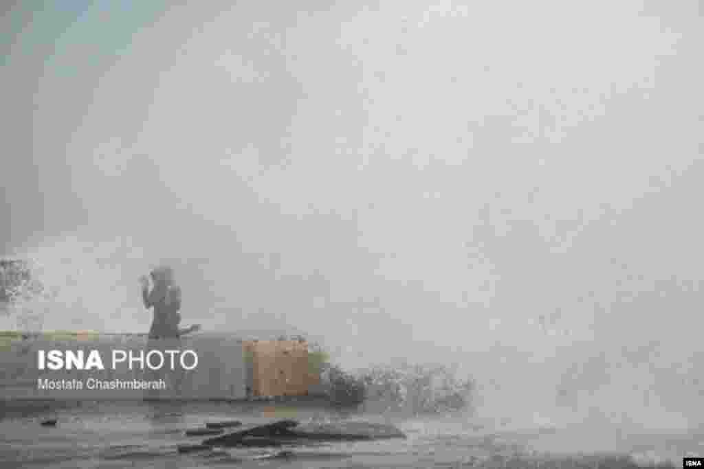 وزش باد شدید و توفانی شدن دریا و موج های بلند در ساحل بندرعباس. عکس: مصطفی چشم به راه