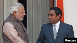 Indian leader Narendra Modi (L) shakes hands with Maldivian leader Abdulla Yameen in New Delhi last year.