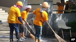 City workers clean the anti-government protest area in Bangkok, Thailand, 20 May 2010