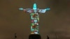 Drapeaux des pays touchés par le nouveau coronavirus projetés sur la statue du Christ Rédempteur à Rio de Janeiro, Brésil, 18 mars 2020. (Photo: Forian Plancheur/AFP)
