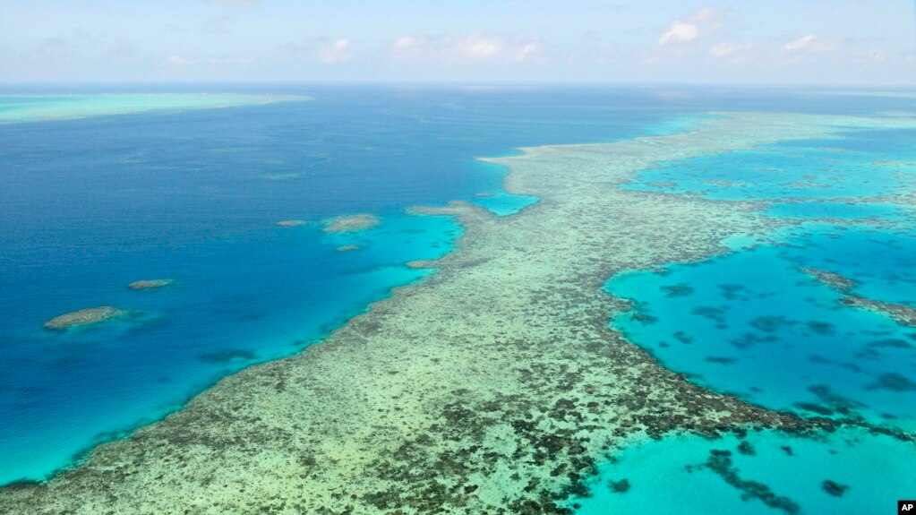 资料照：鸟瞰澳大利亚大堡礁(photo:VOA)