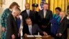 Obama firma ley anti discriminación laboral