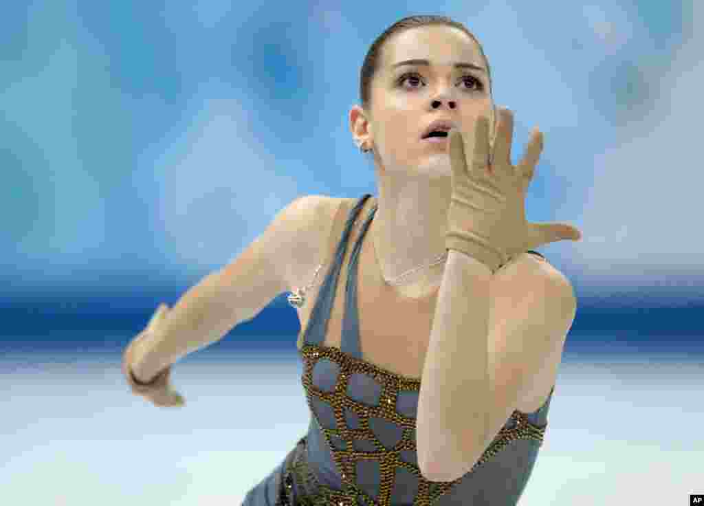 Adelina Sotnikova da Rússia na prova de patinagem no gelo, estilo livre. Jogos Olímpicos de Inverno, Fev. 20, 2014.