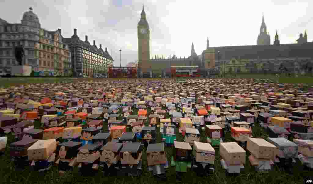 Hàng ngàn hộp giấy cứng có vẽ hình xếp hàng trước Quốc hội Anh ỏ London. Các khuôn mặt trên giấy cứng là những người đã ký kiến nghị trên mạng yêu cầu Thủ tướng Anh David Cameron chú ý đến quyền lợi của giới nông dân khi ông đi họp hội nghị G8 vào tháng 6. 