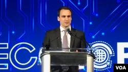 په سپینې ماڼۍ کې د ساینس او تکنالوژۍ د څانګې د تګلارې مشر مایکل کراتسیوس