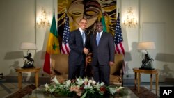 Tổng thống Hoa Kỳ Barack Obama (trái) và Tổng thống Nam Phi Macky Sall của Senegal trong cuộc họp tại dinh tổng thống ở Dakar, Senegal, 27/6/13