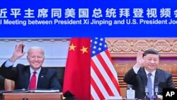 នៅក្នុង​រូបថត​ដែល​ចេញ​ផ្សាយ​ដោយ​ទីភ្នាក់ងារ​ព័ត៌មានXinhua នៅក្នុង​ទីក្រុង​ប៉េកាំង ប្រទេស​ចិន កាលពី​ថ្ងៃទី១៦ ខែវិច្ឆិកា ឆ្នាំ២០២១ បង្ហាញ​អំពី​ប្រធានាធិបតី​ចិន​លោក Xi Jinping និង​ប្រធានាធិបតី​អាមេរិក​លោក Joe Biden នៅពេល​លោក​ទាំងពីរ​ជួប​ប្រជុំ​តាម​អនឡាញ។