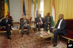 Les émissaires ouest africains recontrant le président Gbaggbo le 28 décembre, à Abidjan
