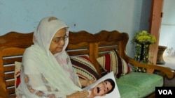 مادری با عکس پسر گمشده اش در بنگله دیش