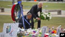 El presidente Obama llegó acompañado del vicepresidente Joe Biden para ofrecer consuelo a los familiares de las víctimas de Orlando.
