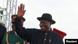 L'ancien dirigeant nigérians Goodluck Jonathan salue la foule à Abuja, Nigeria, le 29 mai 2015.
