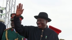 L'ancien dirigeant nigérians Goodluck Jonathan salue la foule à Abuja, Nigeria, le 29 mai 2015.