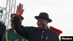 L'ancien dirigeant nigérian Goodluck Jonathan salue la foule à Abuja, Nigeria, le 29 mai 2015.