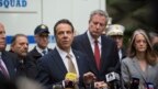 Thị trưởng New York Bill de Blasio nhìn theo trong khi Thống đốc bang New York Andrew Cuomo pha1tq biểu sau khi cảnh sát New York đem đi thiết bị nổ gửi tới Trung tâm Time Warner, nơi đặt văn phòng của đài CNN, ngày 24 tháng 10, 2018, ở New York. 