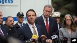 Thị trưởng New York Bill de Blasio nhìn theo trong khi Thống đốc bang New York Andrew Cuomo pha1tq biểu sau khi cảnh sát New York đem đi thiết bị nổ gửi tới Trung tâm Time Warner, nơi đặt văn phòng của đài CNN, ngày 24 tháng 10, 2018, ở New York. 