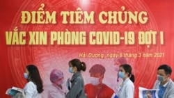 Vietnam, punonjësit e shëndetësisë presin në radhë për vaksinim