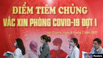 Vietnam, punonjësit e shëndetësisë presin në radhë për vaksinim
