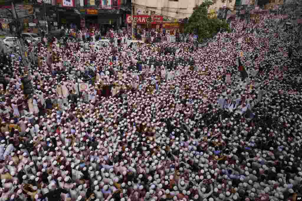 Thousands of Bangladeshi Muslims protesting the French president’s support of secular laws allowing caricatures of the Prophet Muhammad march to lay siege on the French Embassy in Dhaka, Bangladesh, Monday, Nov.2, 2020. (AP Photo/Mahmud Hossain Opu)