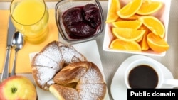 Many hotels offer a free continental breakfast, which includes things like orange juice, coffee, fruit, and toast or pastries.