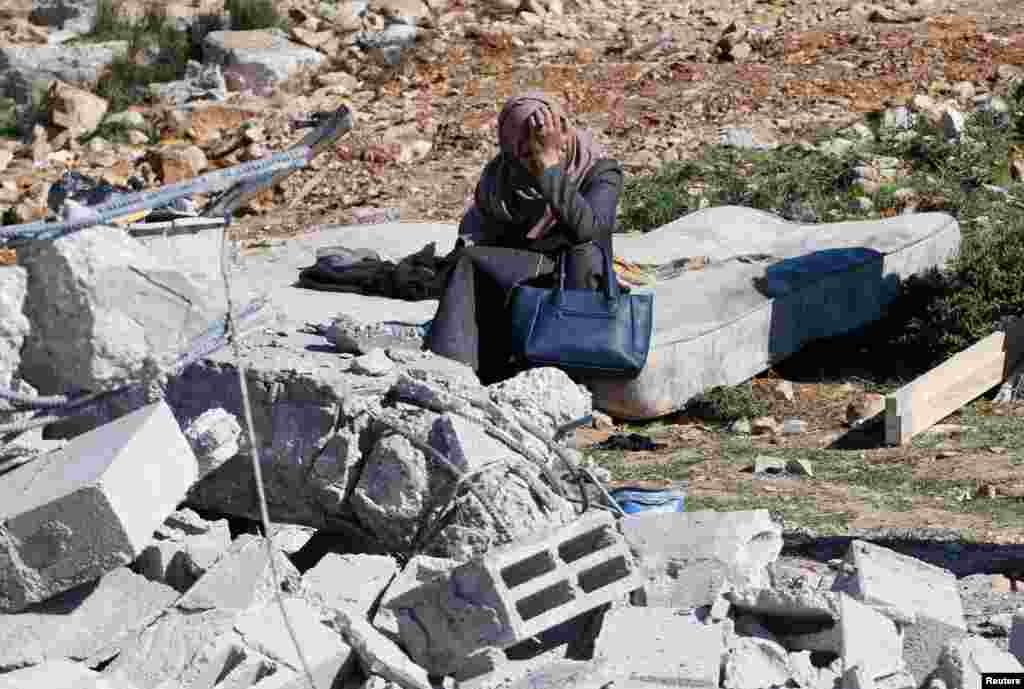 이스라엘 군이 요르단 서안지구 헤르본에 팔레스타인 불법 주택을 철거한 가운데, 한 팔레스타인 여성이 무너진 집터 위에서 울고 있다.