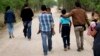 EE. UU. ya ha reunido a 100 niños migrantes con sus familias