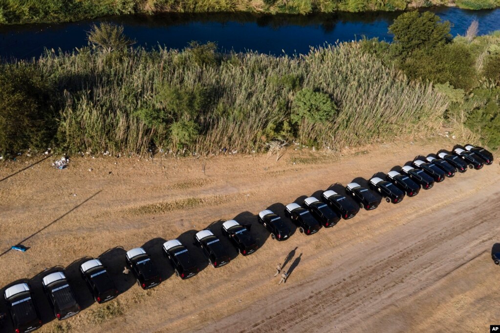 德克萨斯州安全部的车辆在格兰德河畔的一处移民营地附近排成阵势。(2021年9月21日)(photo:VOA)