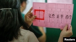 台湾一名选举官员在高雄显示一张2020大选选票 。（2020年1月11日）